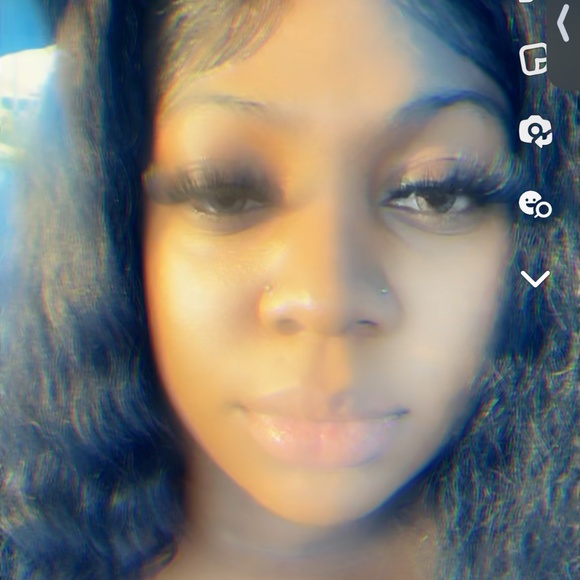 Meet your Posher, Alyssa - Picture 1 of 1